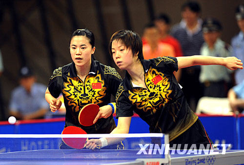 第三轮比赛中,由张怡宁,王楠,郭跃组成的女一队以3比1战胜由郭焱,范瑛